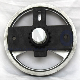 CMM PA1574 Antriebsrad mit Achse und Befestigungswinkel montiert